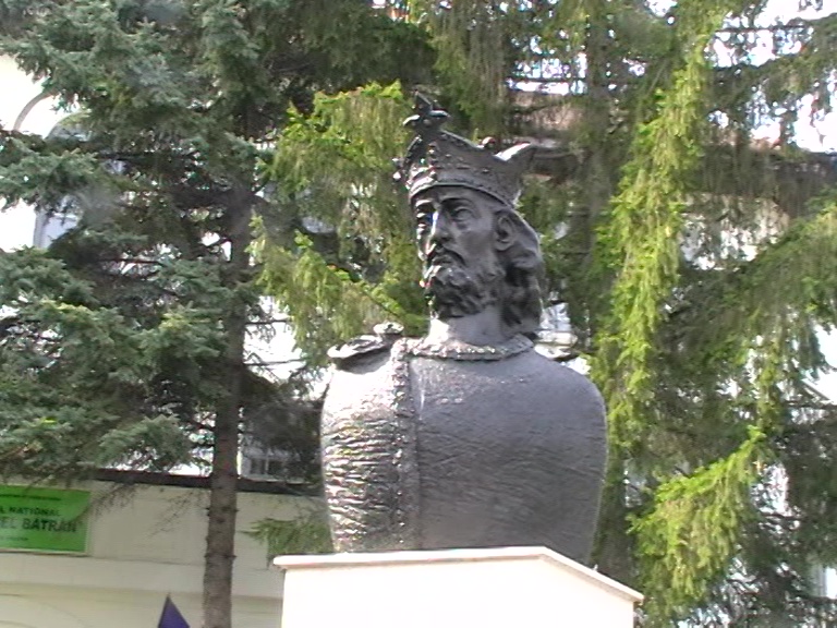 Mircea cel Bătrân, bust bronz executat de Ivan Jinaru, Colegiul Mircea cel Bătrân, 18 sept. 2020