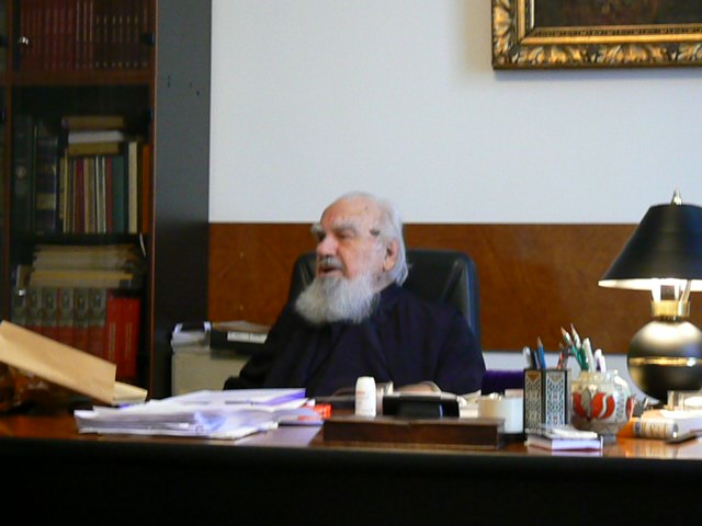 Valeriu Anania în biroul său de la Cluj, foto Intol Press, 24 03 09