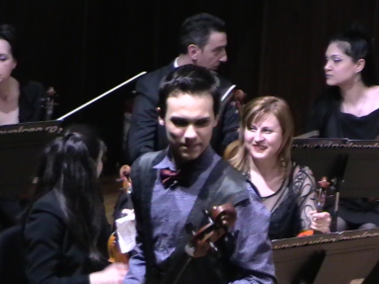 Imagine din concert, violoncelistul...